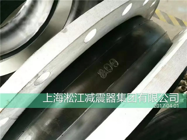 DN800热镀锌法兰橡胶软接头加工完毕 热镀锌法兰橡胶软接头